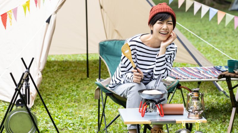 趣味のアウトドアを楽しんでいる様子
