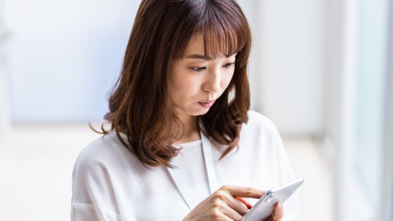 女性が株価の値動きを確認している様子