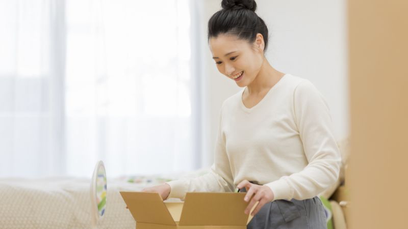 女性が株主優待を受け取っている様子