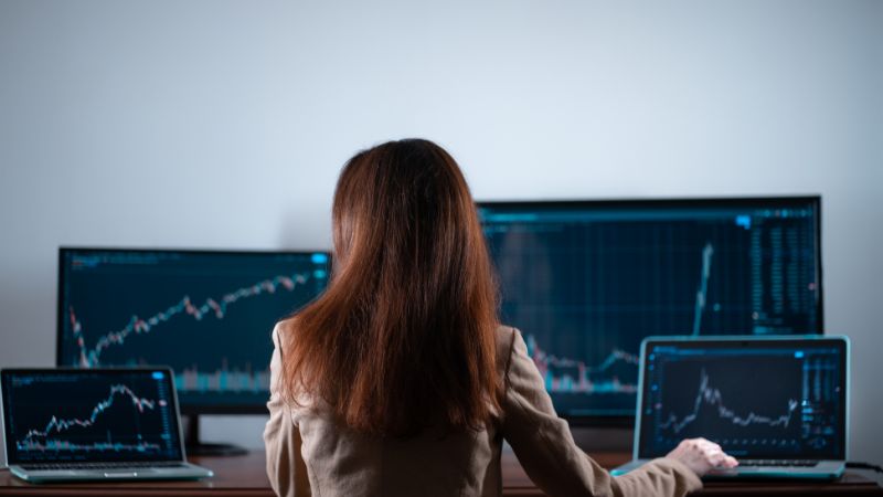 株価のチャートを確認している様子