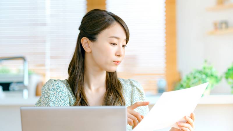 投資信託について詳しく調べている様子