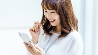 女性が株式投資を楽しんでいる様子
