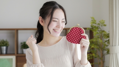 女性が投資を始めて楽しんでいる様子