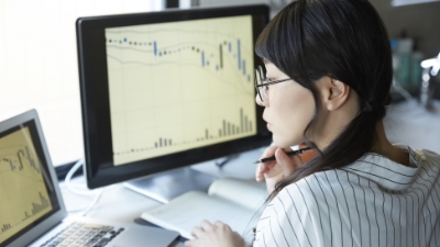 女性が投資を運用している様子