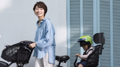 子育てしている女性が自転車に乗っている様子