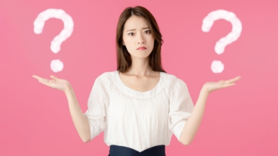 投資の始め方が分からず悩んでいる女性の様子