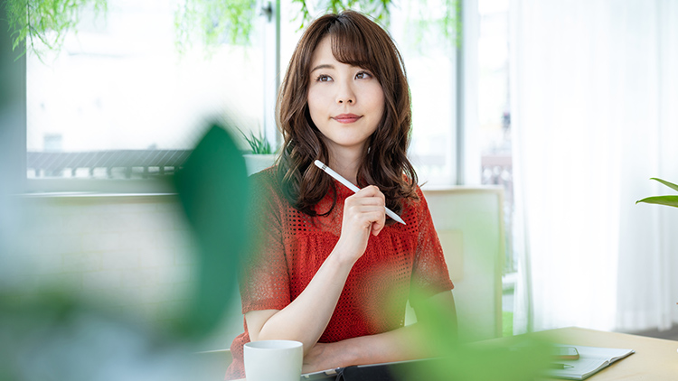 キャリア女子が貯蓄や投資について考えている様子