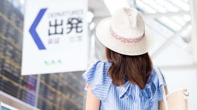 キャリア女子が旅行をしている様子