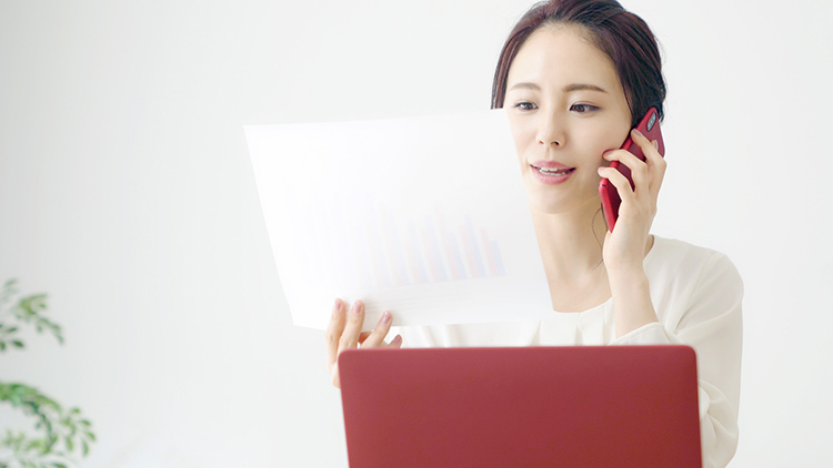 専業主婦が家計診断をしている様子
