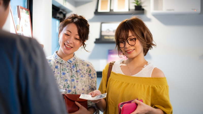 女性がお会計をしている様子