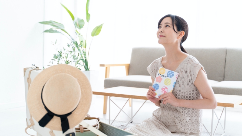 女性が目標額から逆算して月々の積立額を決めている様子