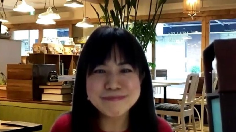 西山美紀さんが語っている様子