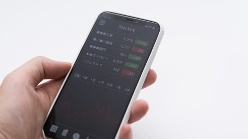 スマートフォンで株価を確認している様子