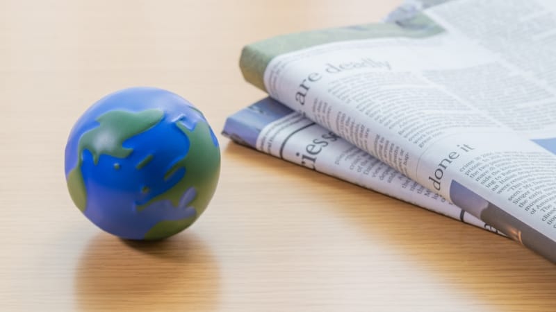 米国の新聞と地球儀